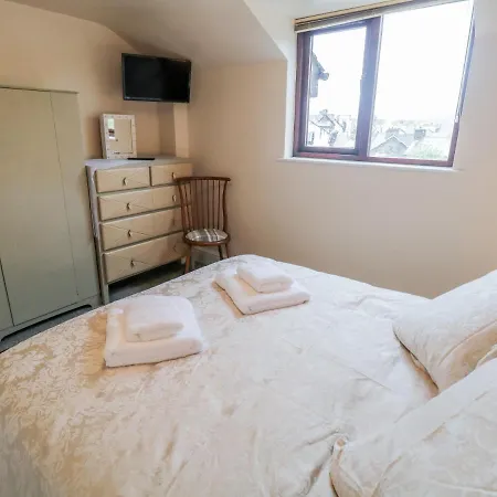 1 Queens Square * Windermere