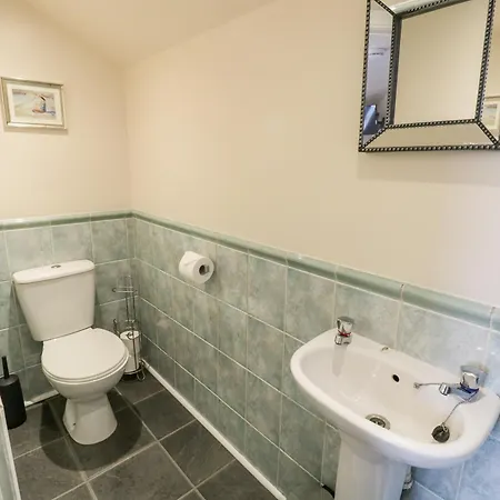 1 Queens Square *